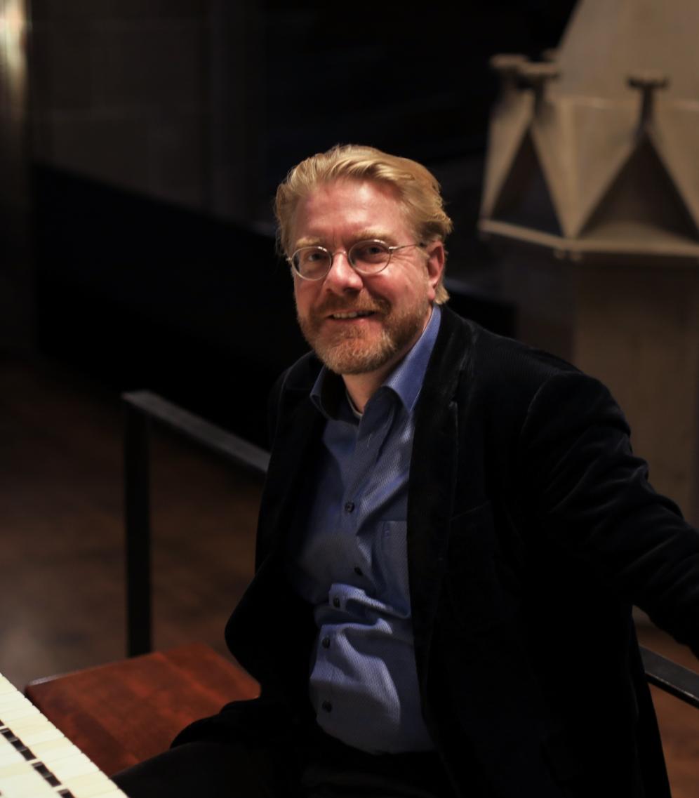 Organist Prof. Carsten Wiebusch an der Orgel