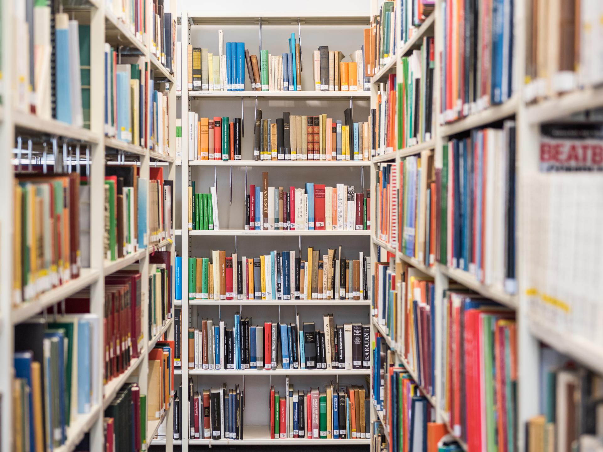 Volle Bücherregale in der Bibliothek