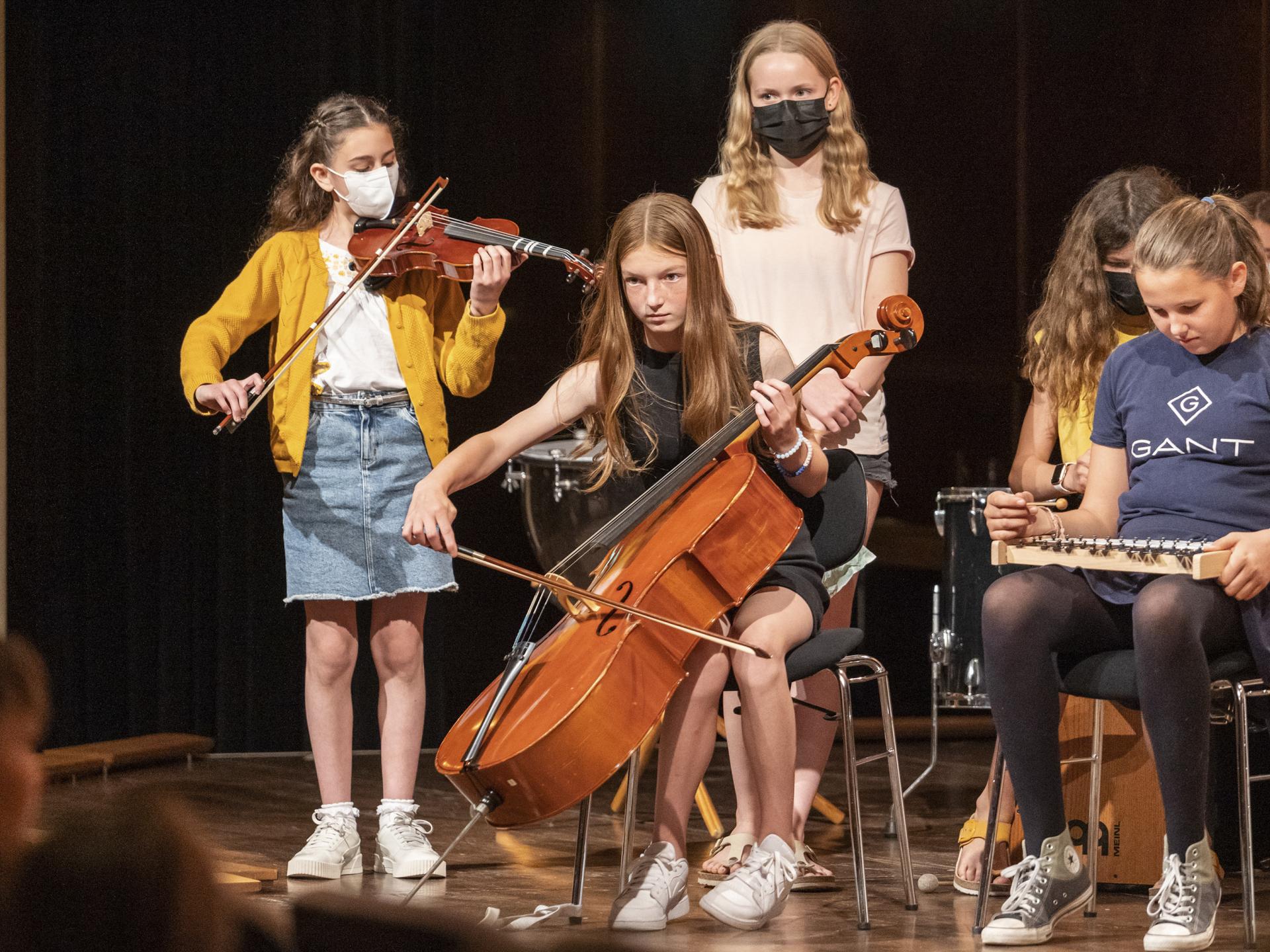 Kinder mit Streichinstrumenten