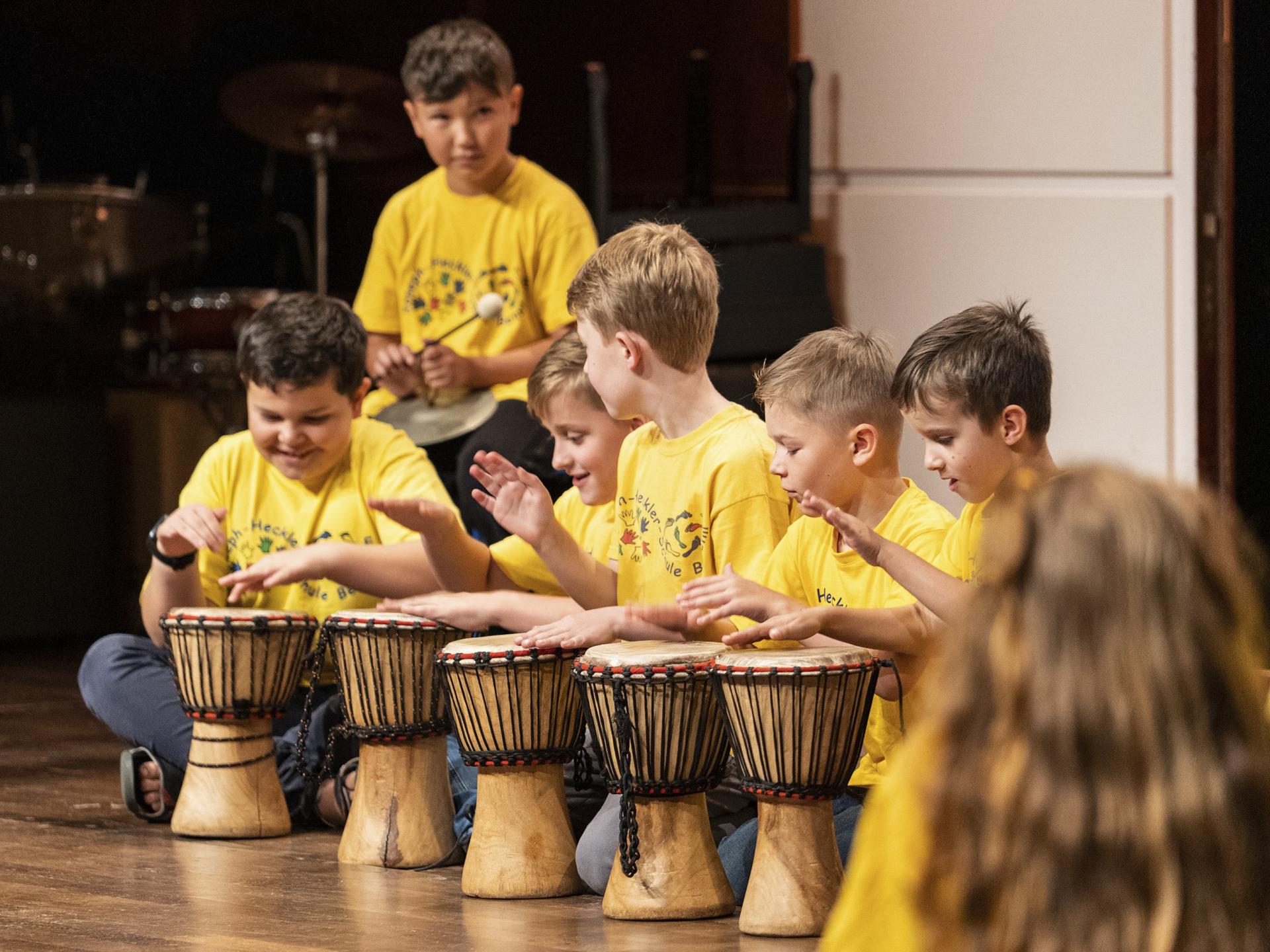 Jungen mit Bongos