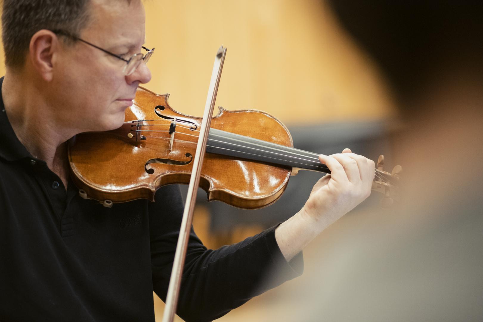 Violine spielender Professor 