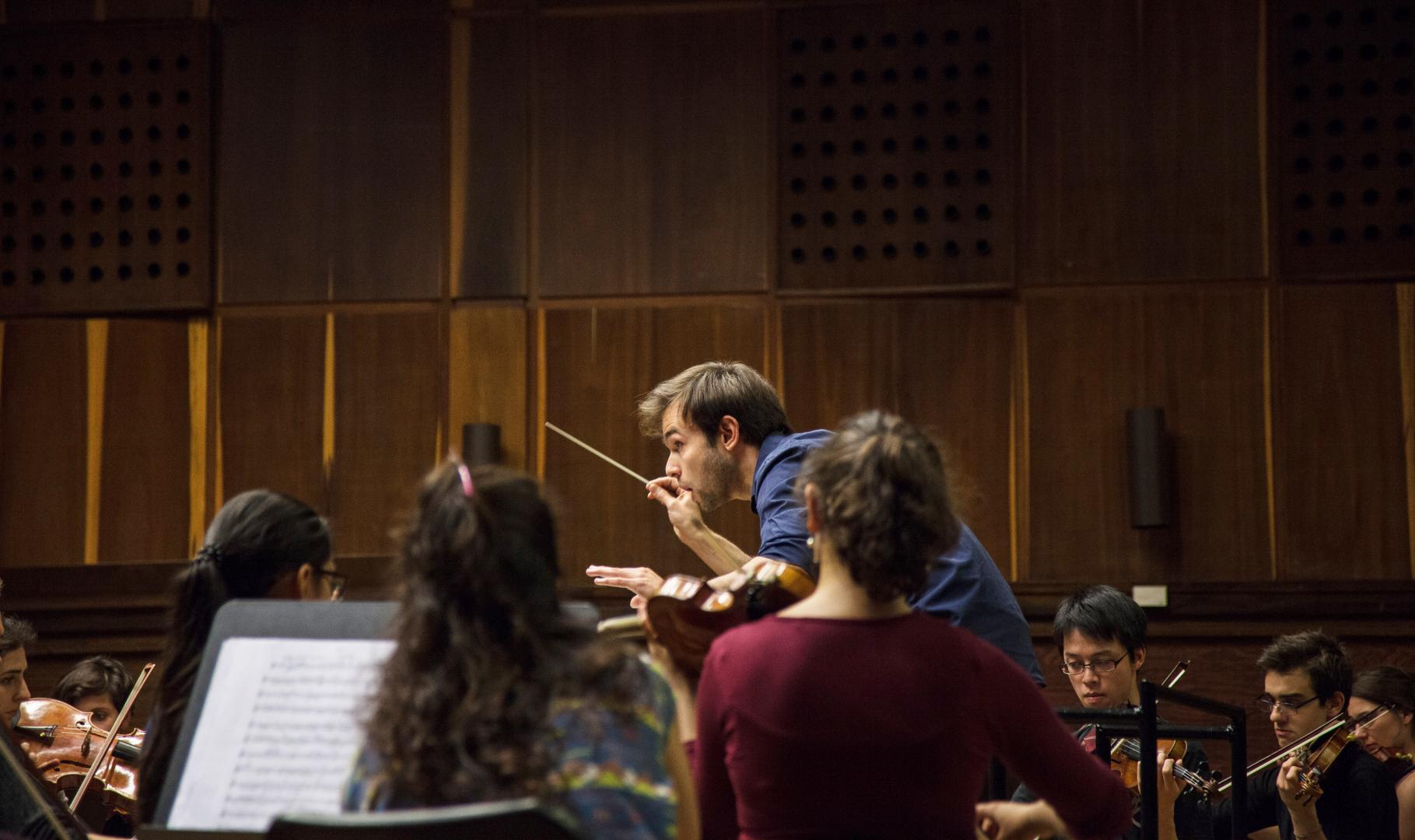 Ein Dirigierstudent leitet das Orchester der HfMDK