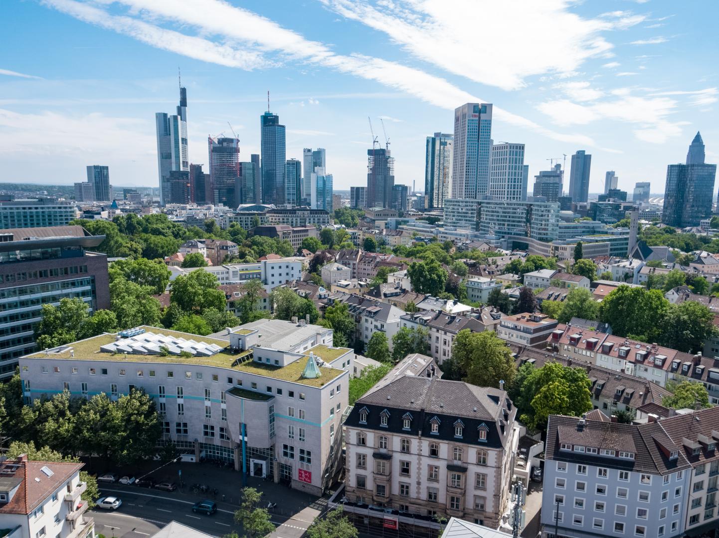 Luftbild des Hauptgebäudes der HfMDK in der Eschersheimer Landstraße