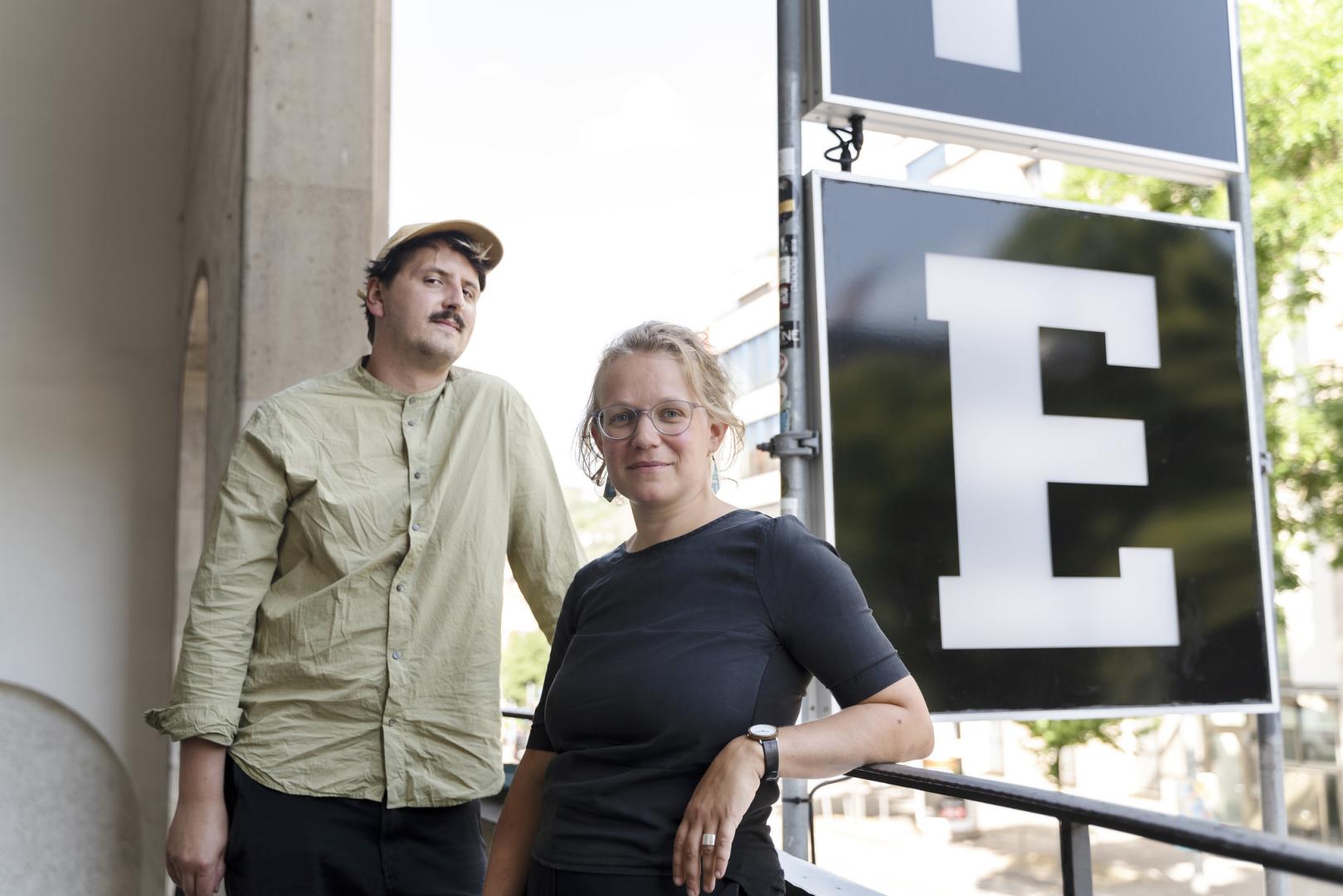 Bastian Sistig und Ilona Schaalc lehnen an einem Geländer