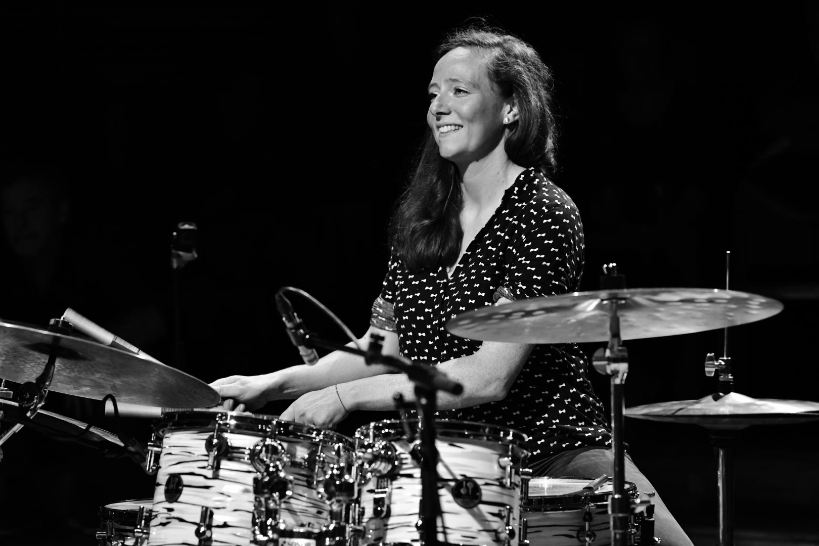 Christin Neddens am Drum-Set