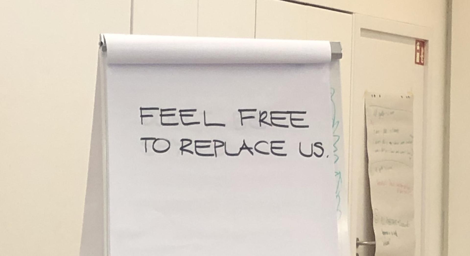 EIn flipchart mit dem Text: Feel Free to replace us