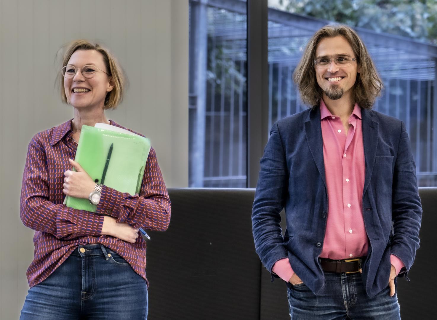 Silke Rüdinger und Ulf Henrik Göhle stehen nebeneinander und lächeln fröhlich.