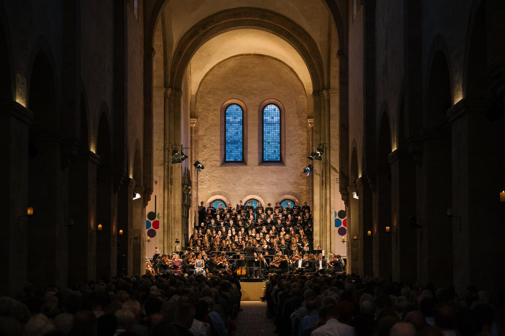 Komplettansicht der Bühne mit Chor und Orchester im Kloster Eberbach