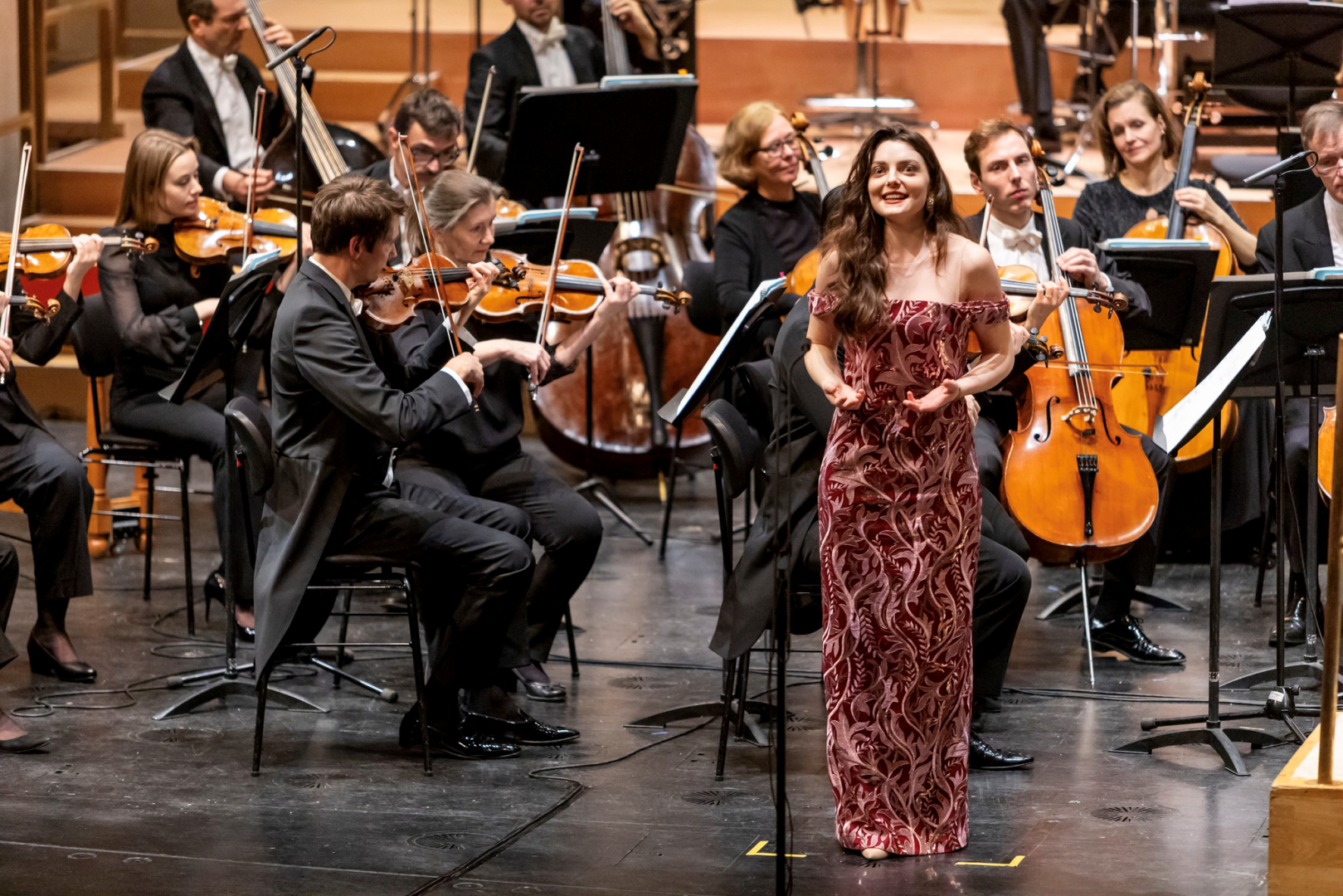 Gaja Napast im Konzert mit Orchester