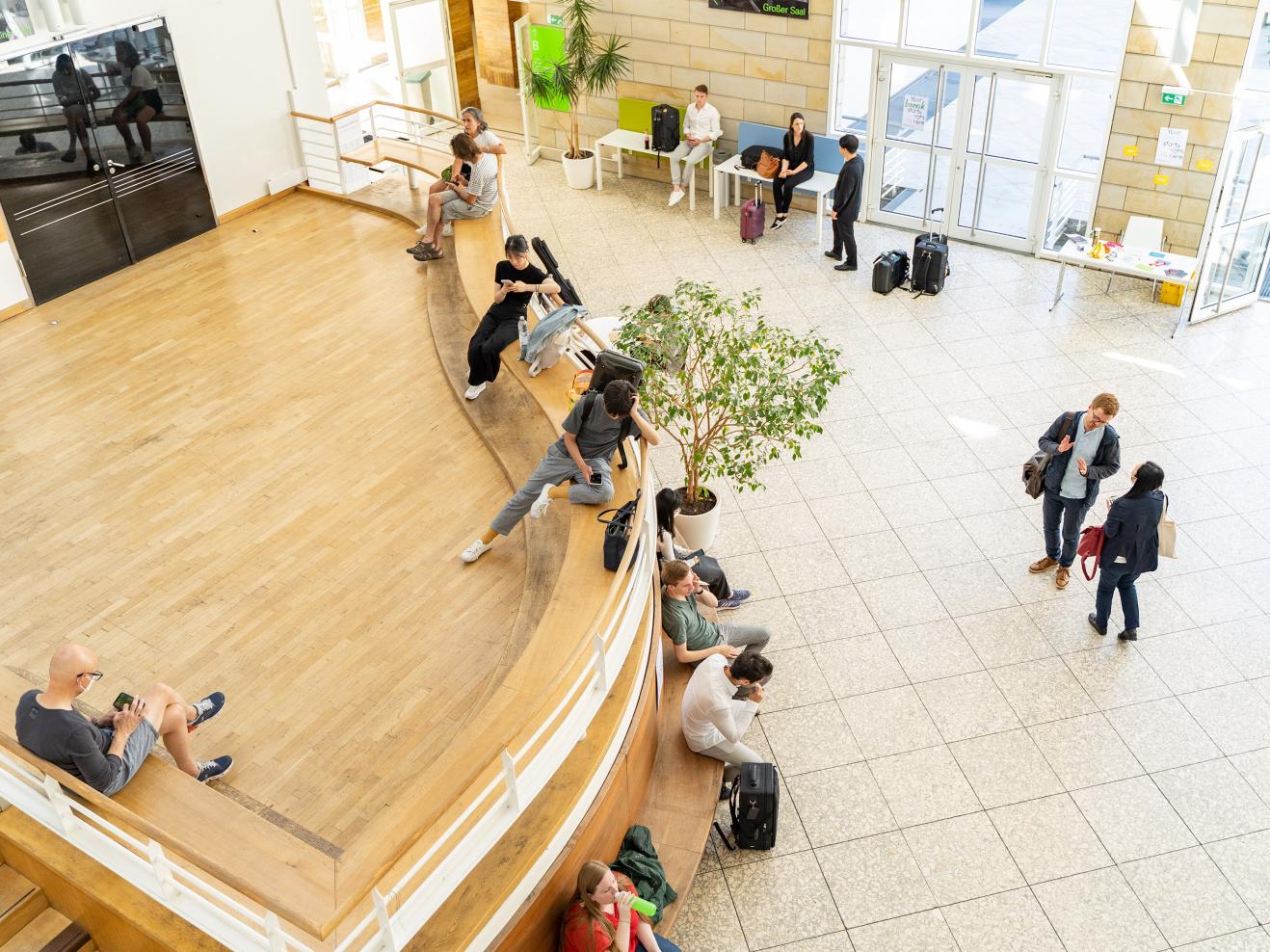 Blick von oben ins Foyer der HfMDK.