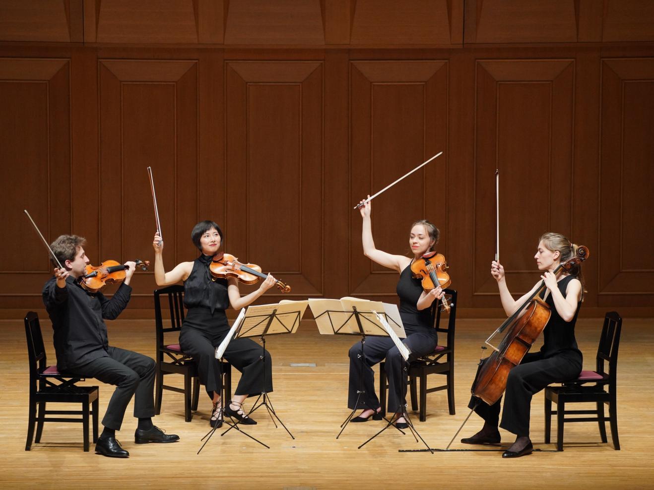 Streichquartett auf einer Bühne