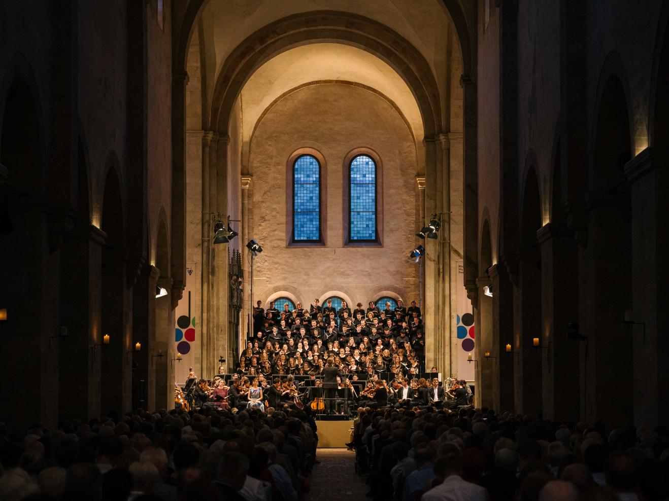 Komplettansicht der Bühne mit Chor und Orchester im Kloster Eberbach